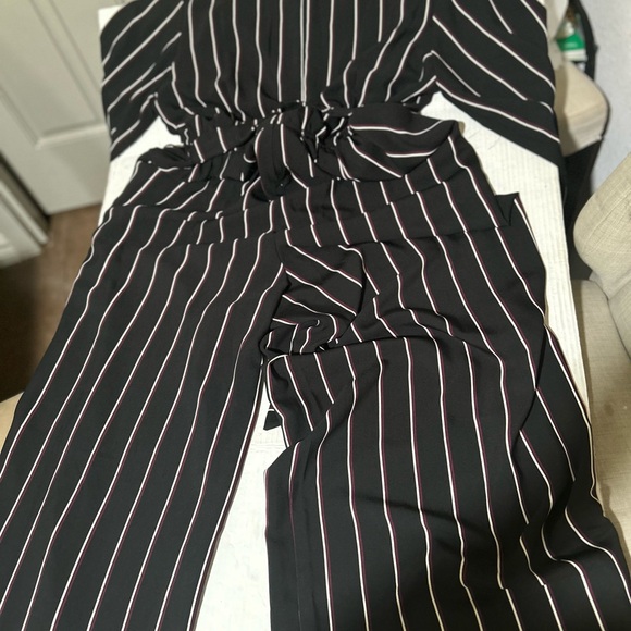 Elegant Black Jumpsuit with Belt - Picture 8 of 11